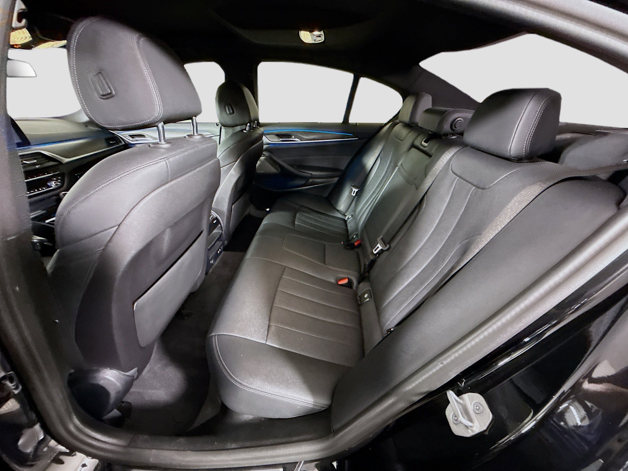 Used 2023 BMW 530e w/ M Sport Package image 25