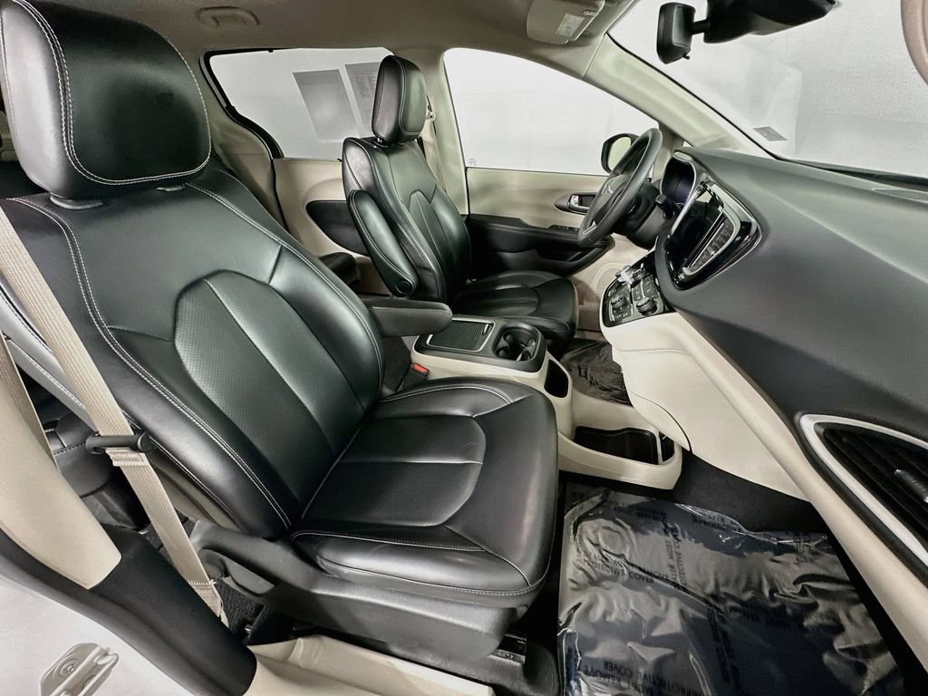 Certified 2023 Chrysler Pacifica Touring-L FWD image 39