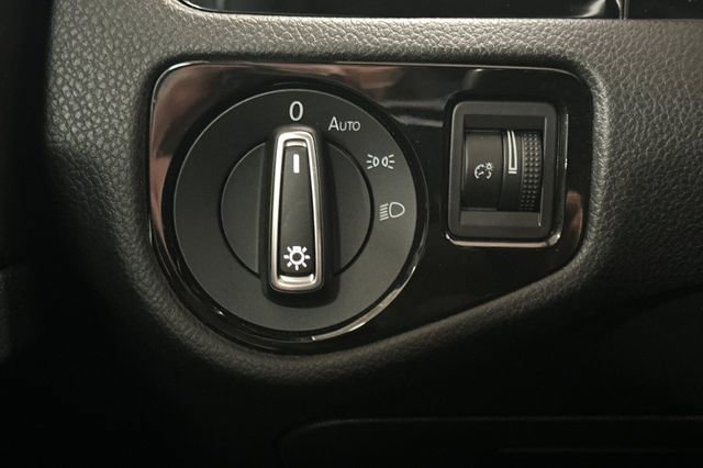 Used 2018 Volkswagen Golf R 4-Door image 33