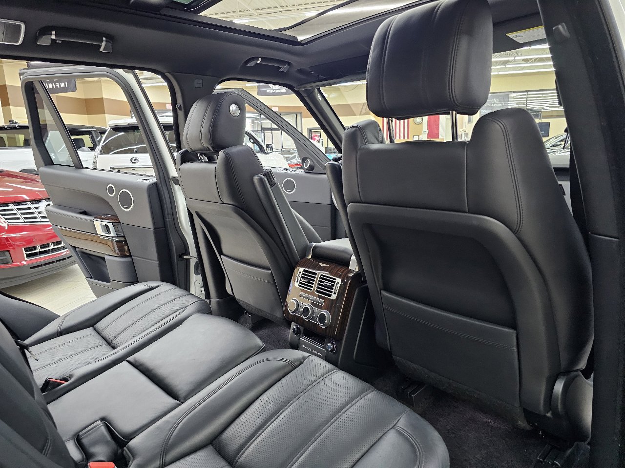 Used 2017 Land Rover Range Rover HSE image 24