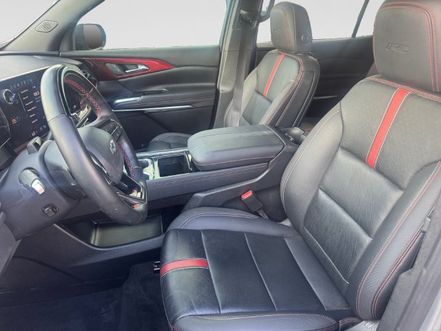 Used 2025 Chevrolet Traverse RS FWD image 9