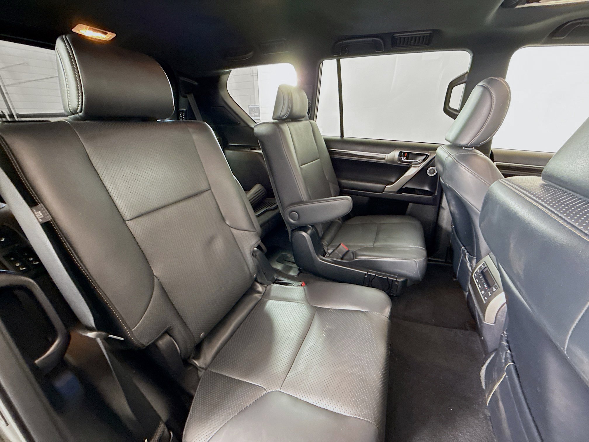 Used 2023 Lexus GX 460 Luxury w/ Sport Design Package AWD/4WD image 26