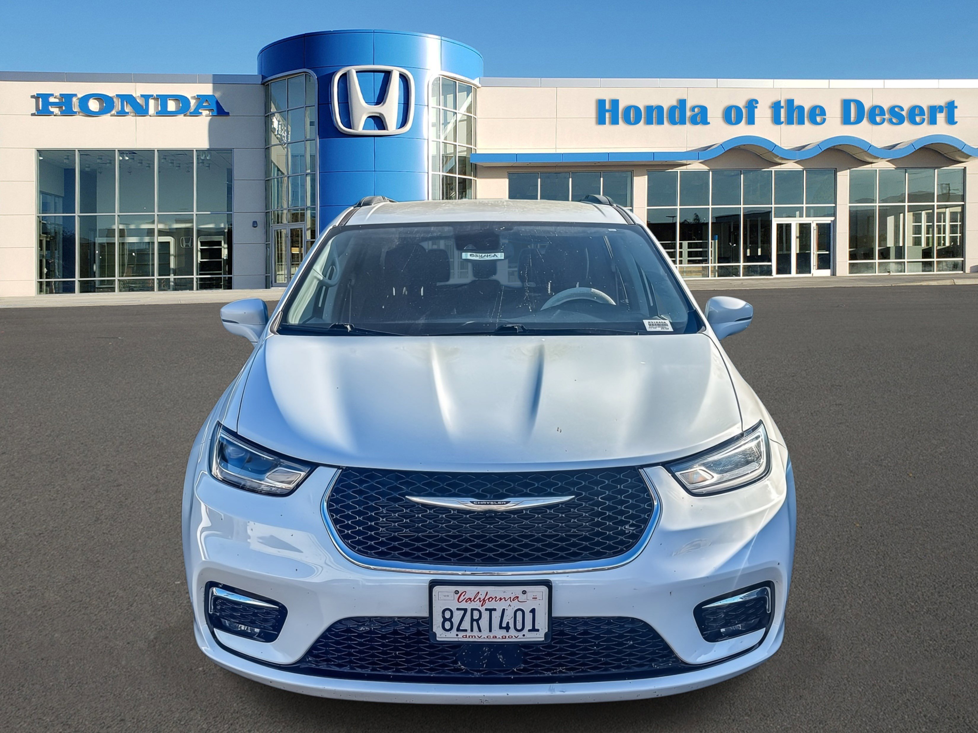 Used 2021 Chrysler Pacifica Touring FWD image 2