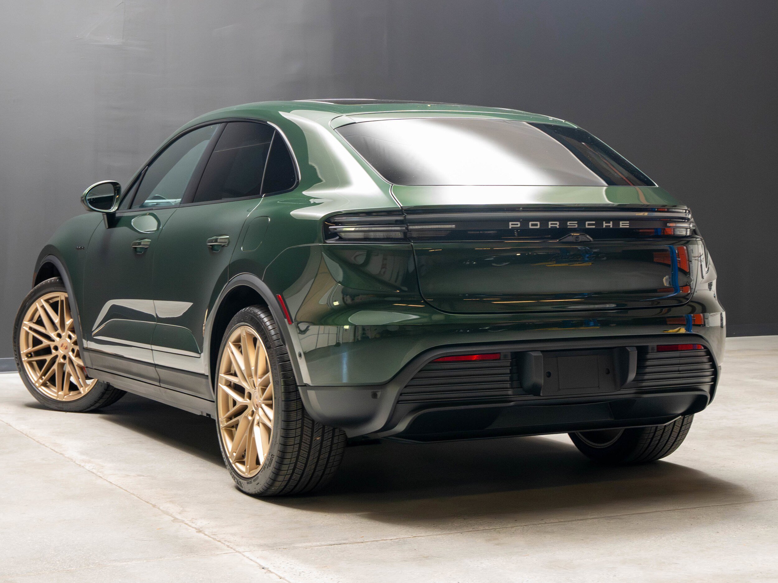 Certified 2025 Porsche Macan 4S Electric AWD/4WD image 3