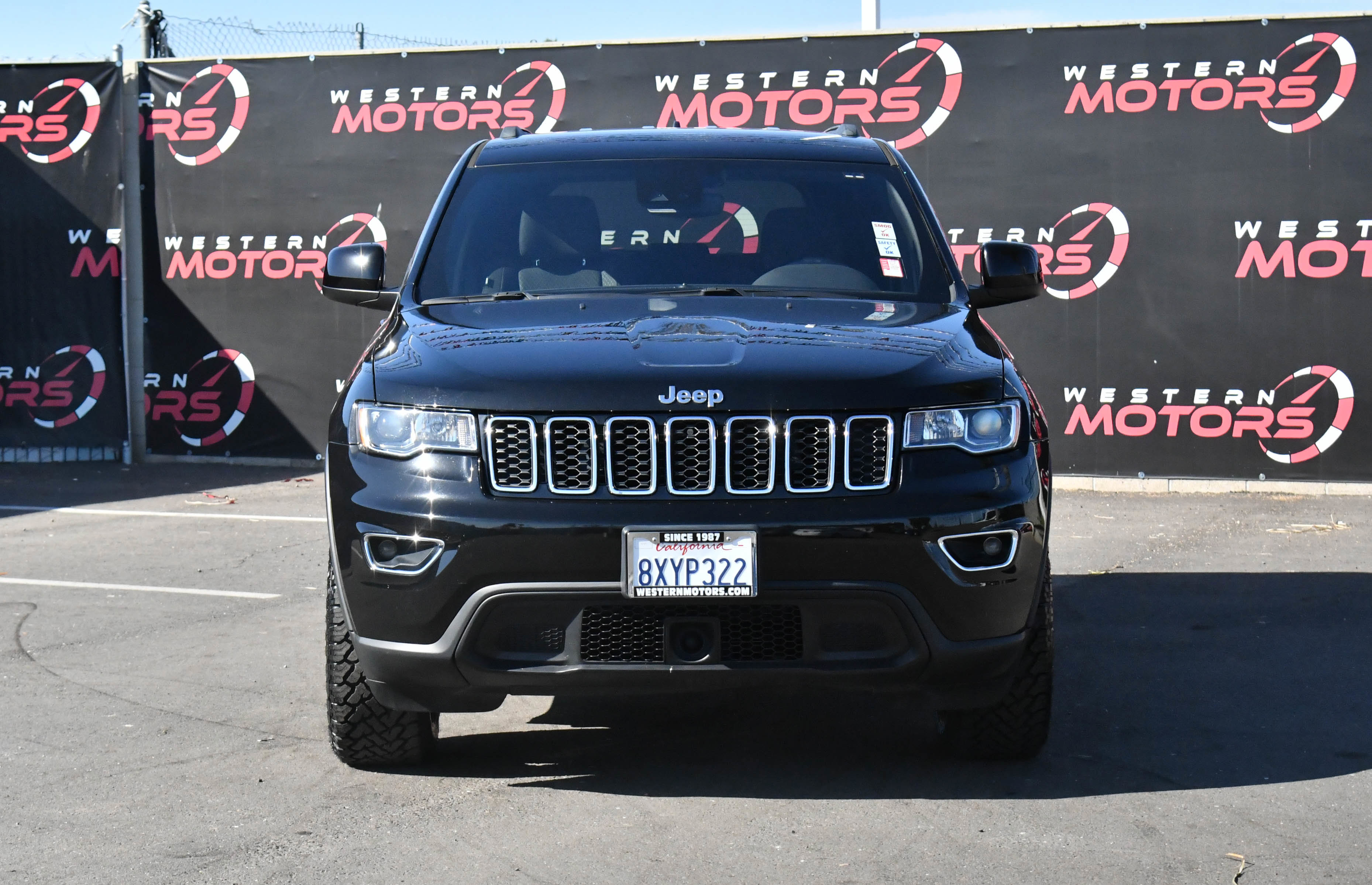 Used 2021 Jeep Grand Cherokee Laredo image 2
