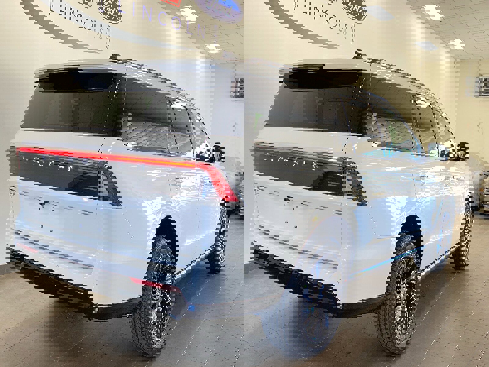 Used 2025 Lincoln Navigator Reserve w/ Jet Appearance Package image 10