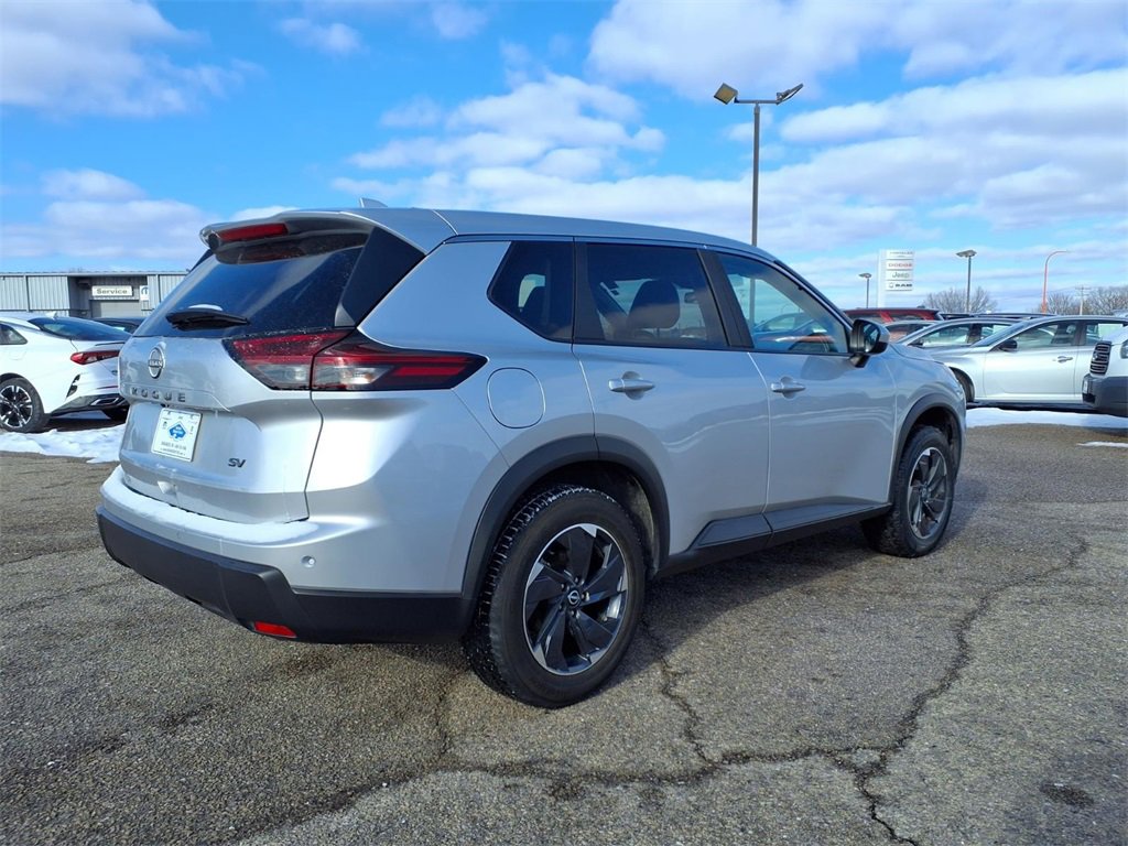 Used 2024 Nissan Rogue SV image 3