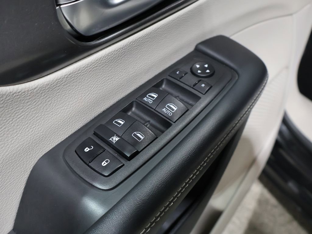 Used 2023 Chrysler Pacifica Touring-L FWD image 14