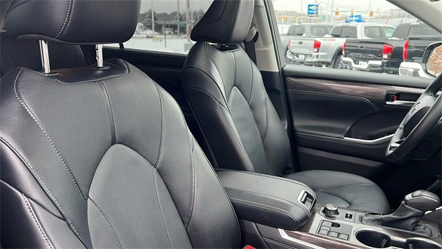Certified 2025 Toyota Highlander Limited image 36