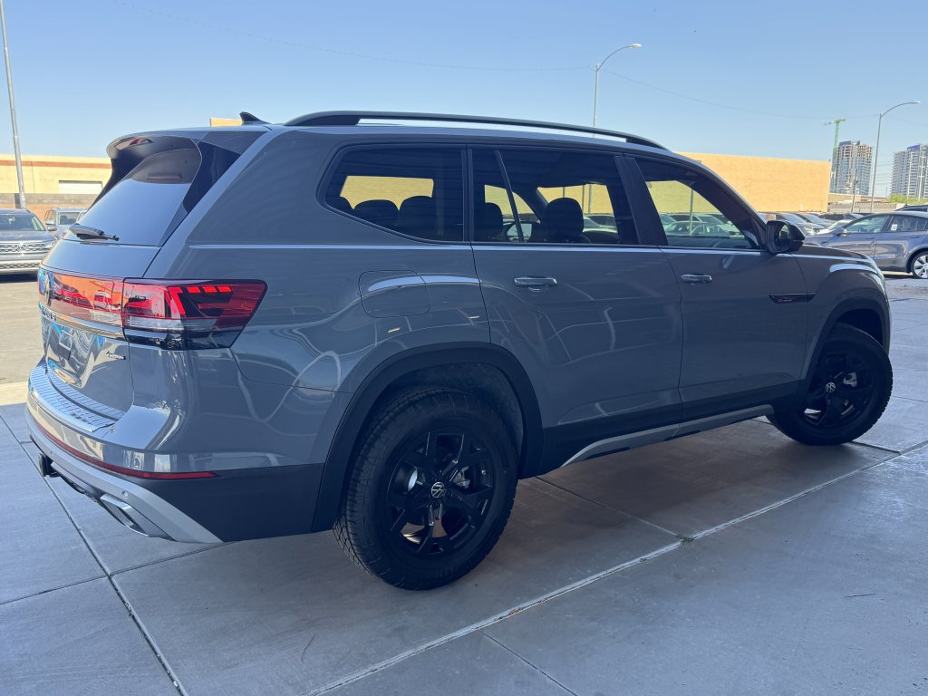Used 2024 Volkswagen Atlas Peak Edition SE AWD/4WD image 4