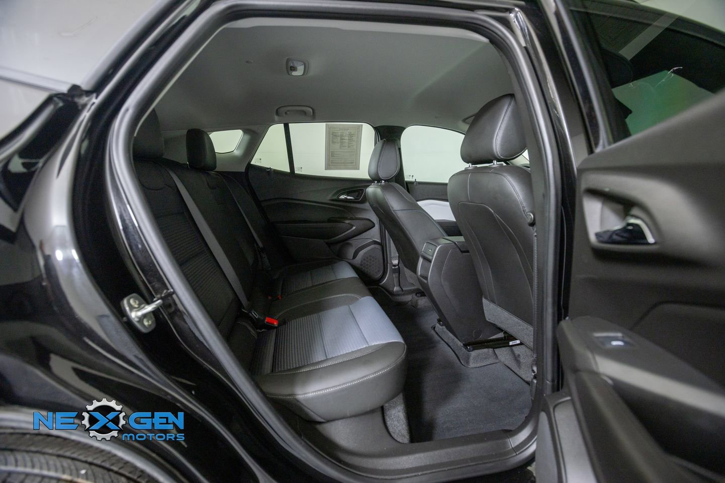 Used 2025 Chevrolet Trax LT w/ Driver Confidence Package FWD image 36