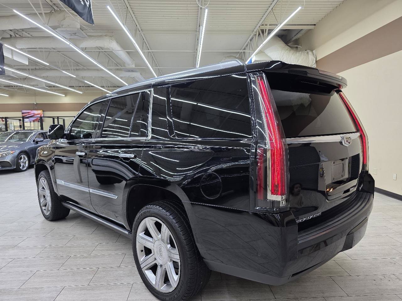 Used 2018 Cadillac Escalade Premium Luxury AWD/4WD image 8