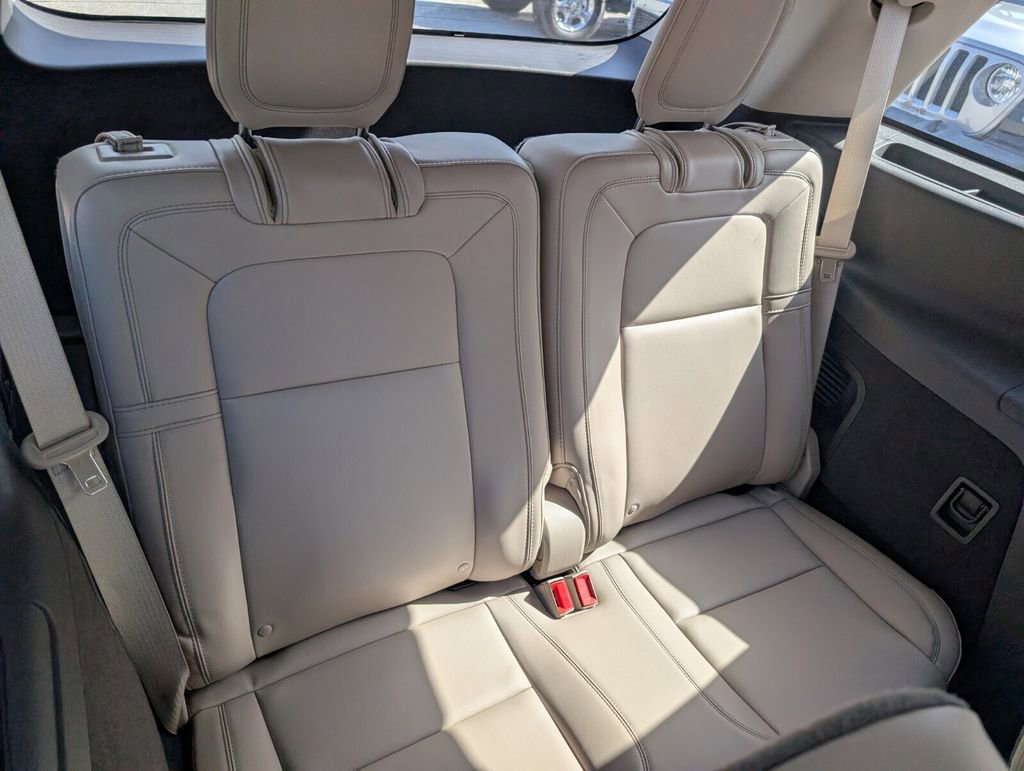 Certified 2023 Lincoln Aviator Reserve RWD image 16