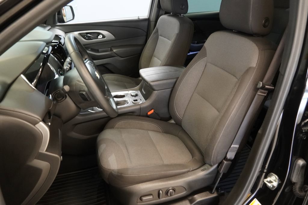 Used 2023 Chevrolet Traverse LT image 3
