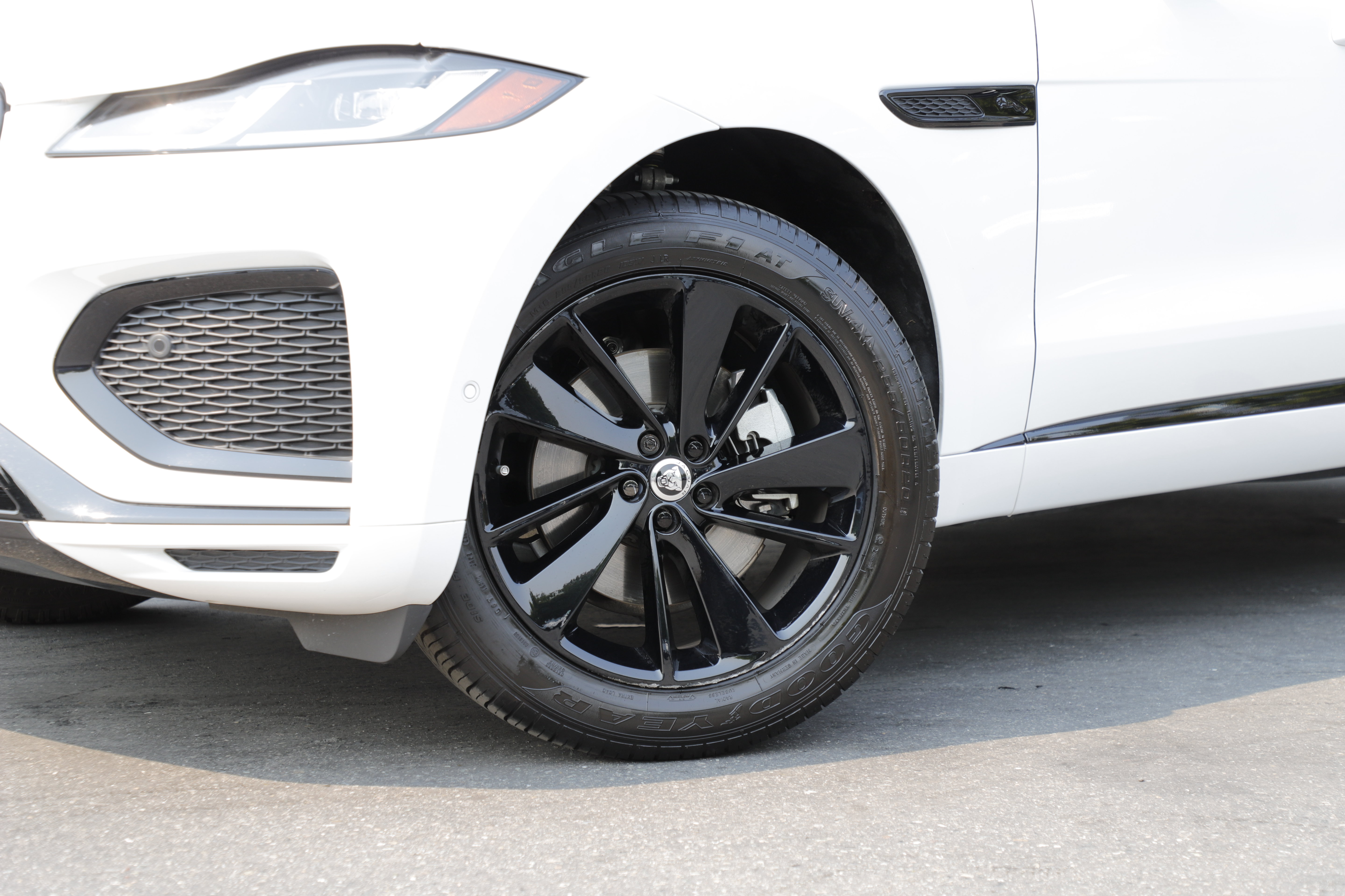 Certified 2025 Jaguar F-PACE R-Dynamic S AWD/4WD image 2