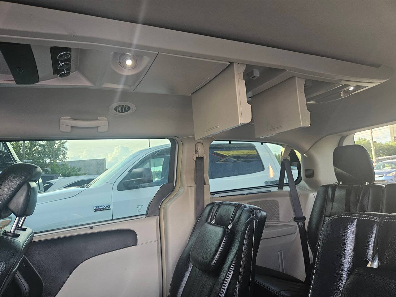 Used 2016 Chrysler Town & Country Touring FWD image 32