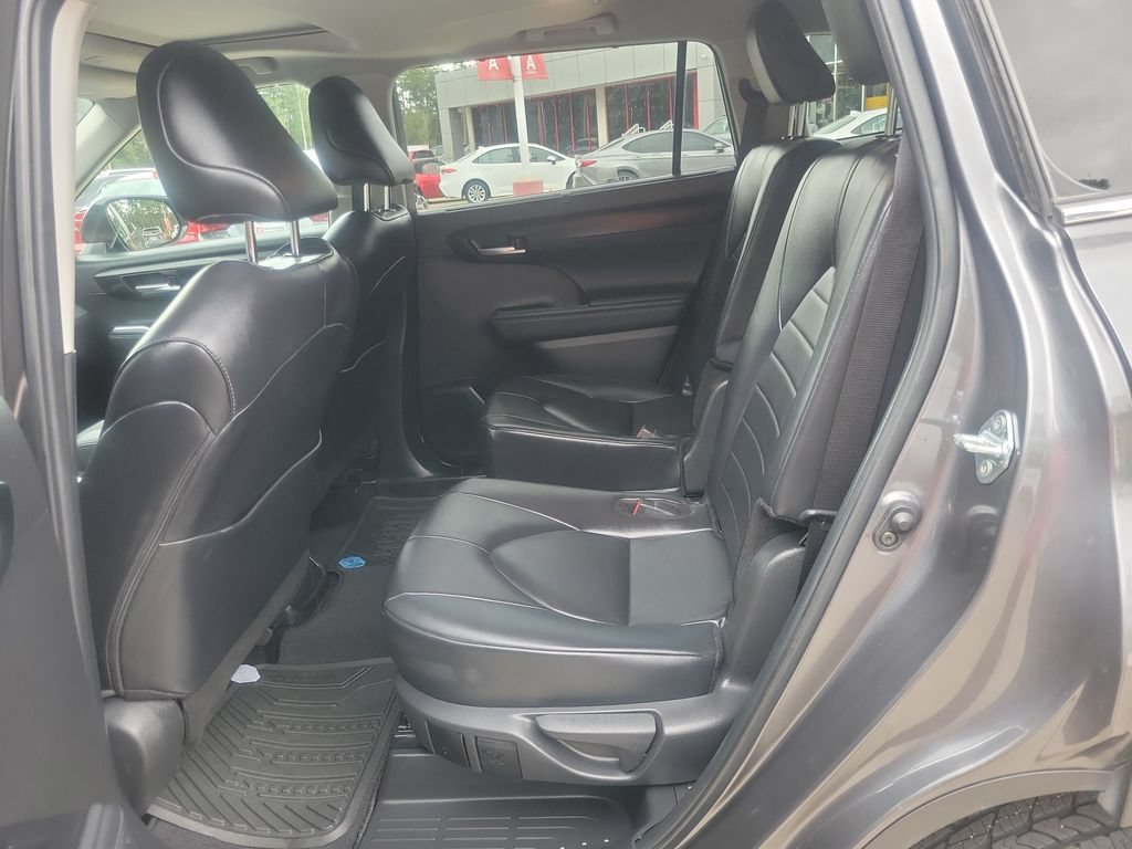Certified 2024 Toyota Highlander XLE FWD image 28
