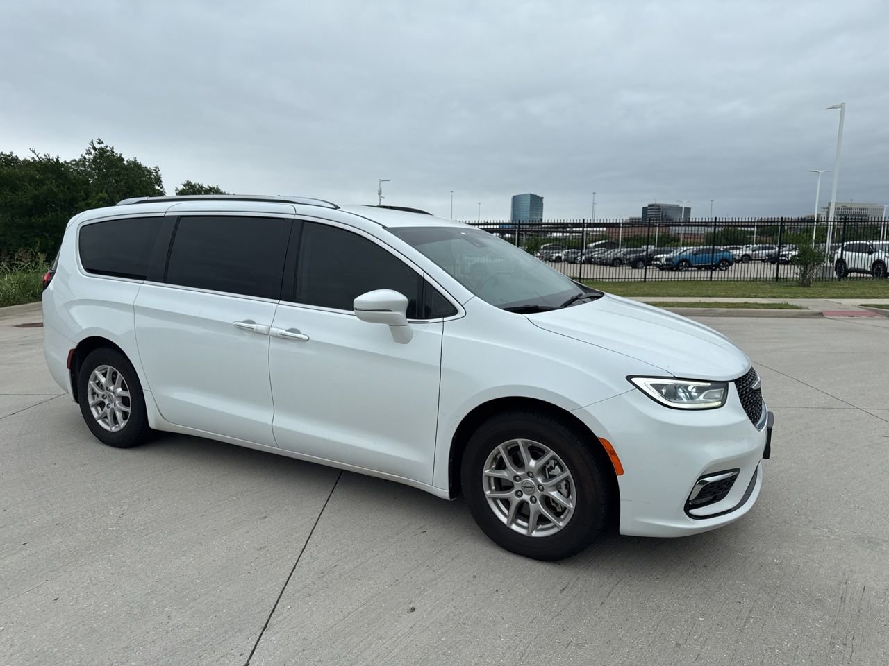 Used 2021 Chrysler Pacifica Touring-L FWD image 1