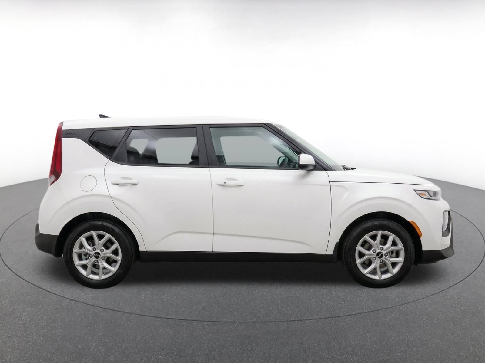 Used 2025 Kia Soul LX w/ LX Technology Package FWD image 19