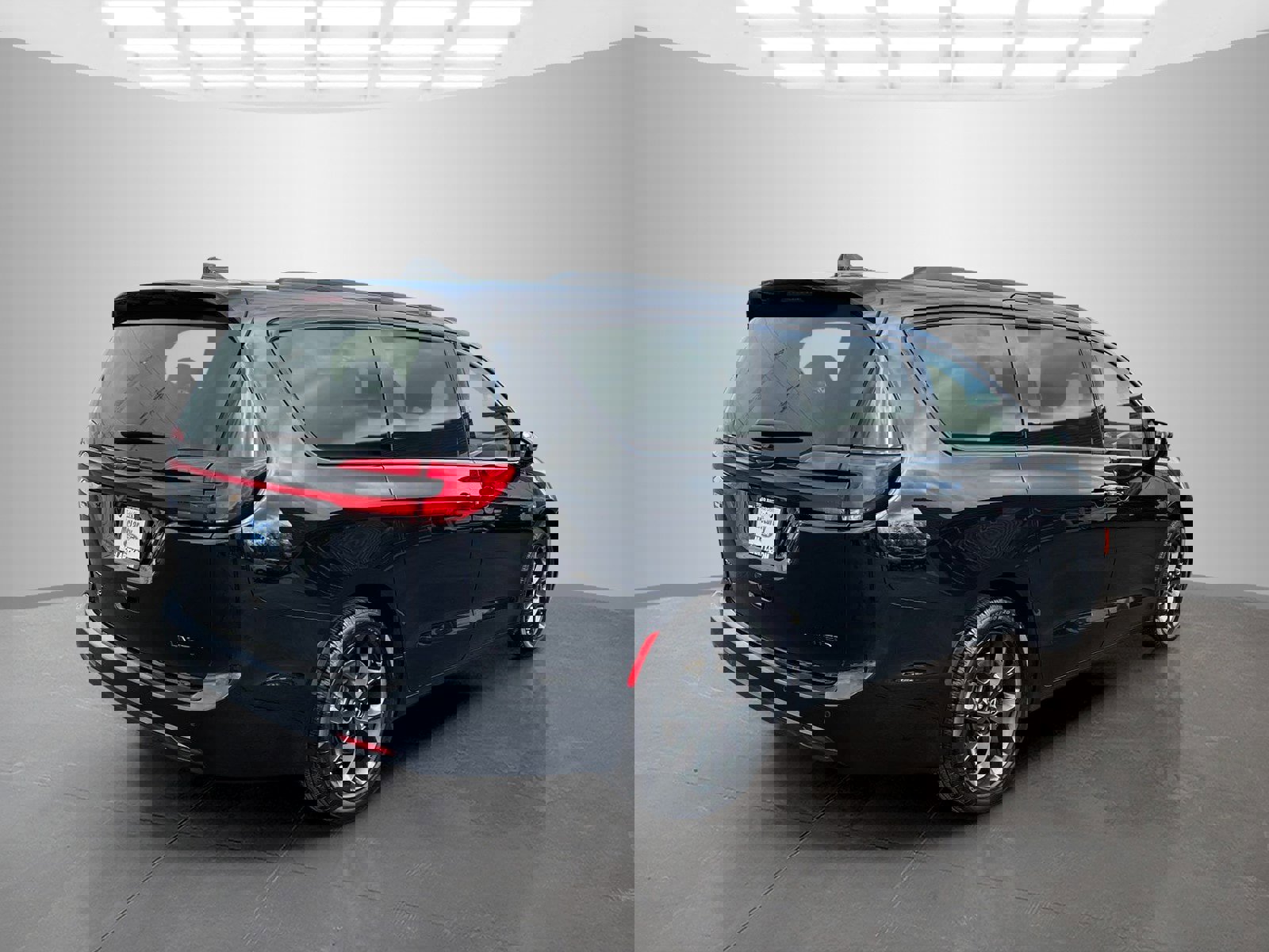 Used 2025 Chrysler Pacifica Limited image 4