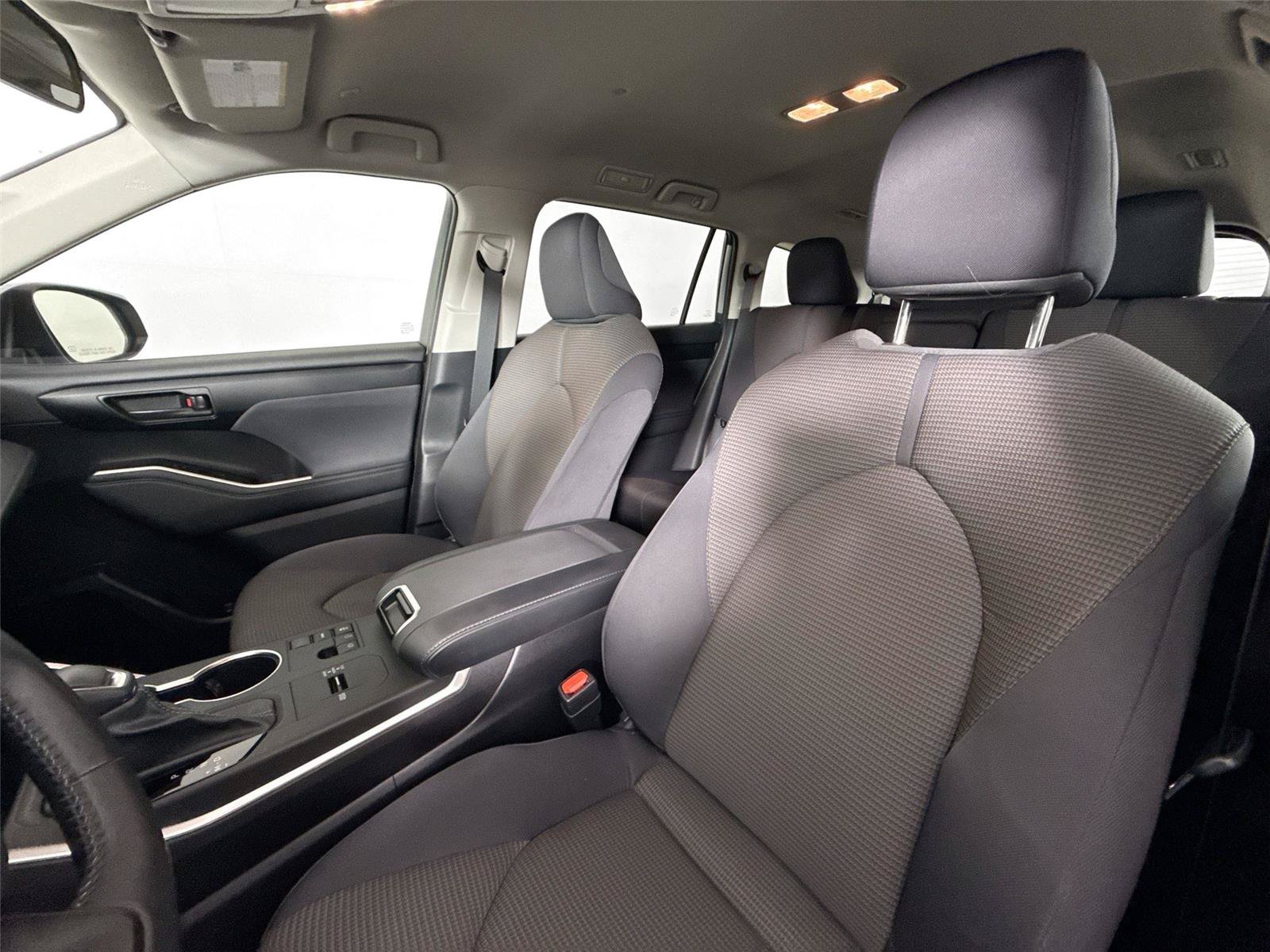 Used 2023 Toyota Highlander LE FWD image 3