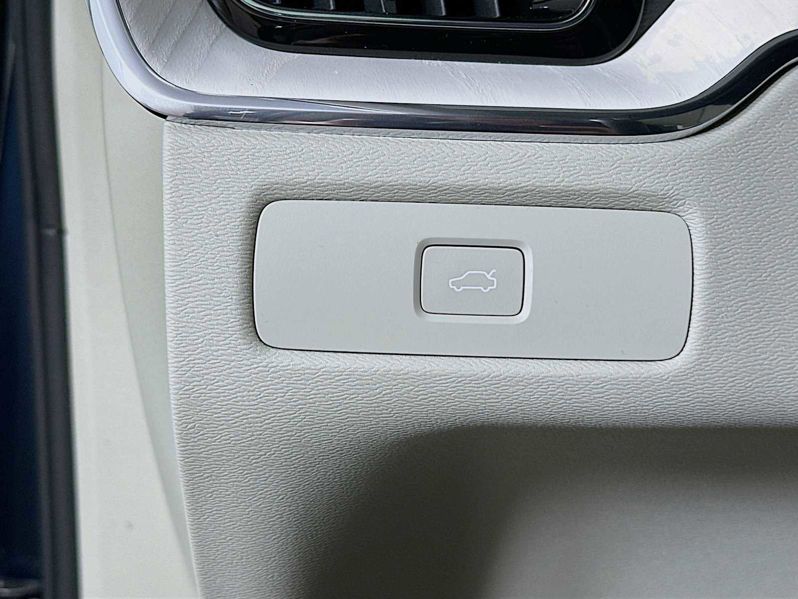 New 2026 Volvo XC60 B5 Ultra w/ Protection Package Premier image 10