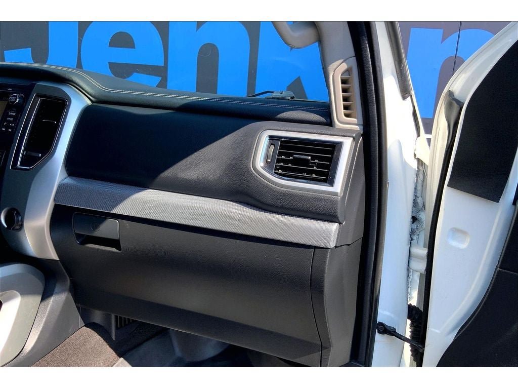 Used 2018 Nissan Titan PRO-4X w/ Pro-4x Convenience Package AWD/4WD image 18