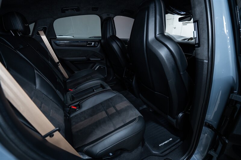 Used 2022 Porsche Cayenne Turbo GT AWD/4WD image 32