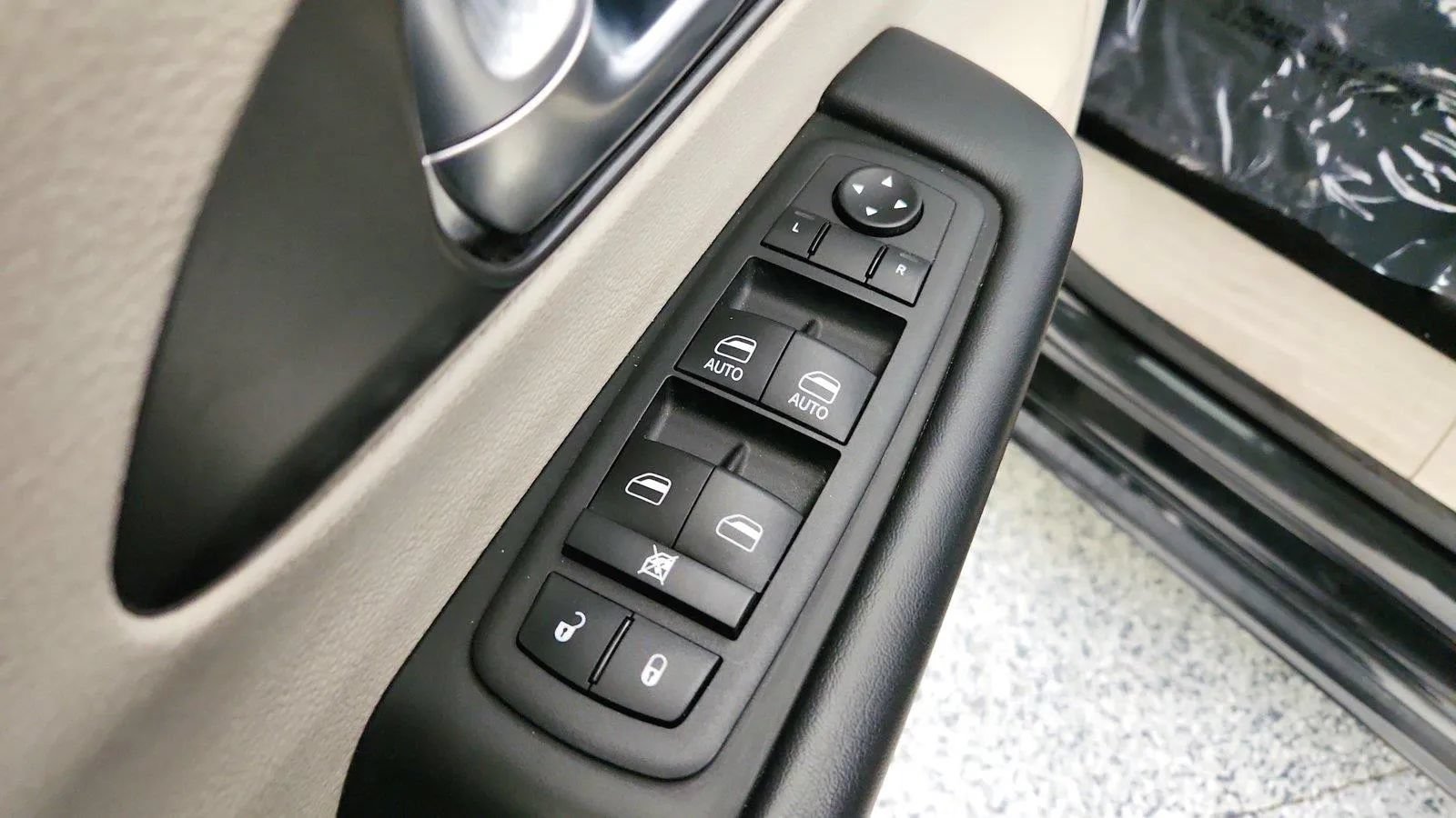 Used 2023 Chrysler Pacifica Touring-L FWD image 21