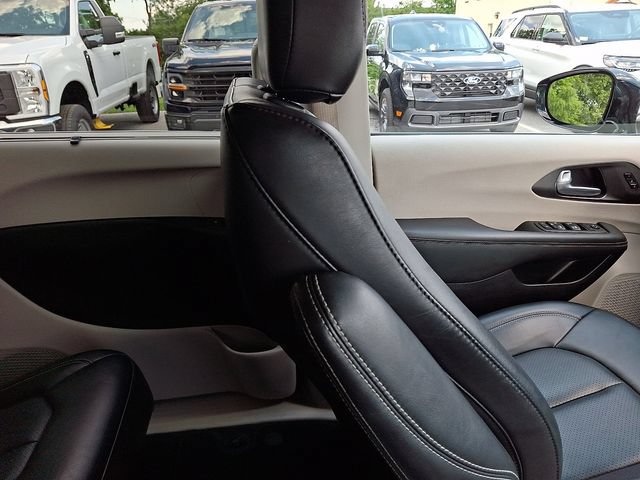 Used 2024 Chrysler Pacifica Touring-L FWD image 19