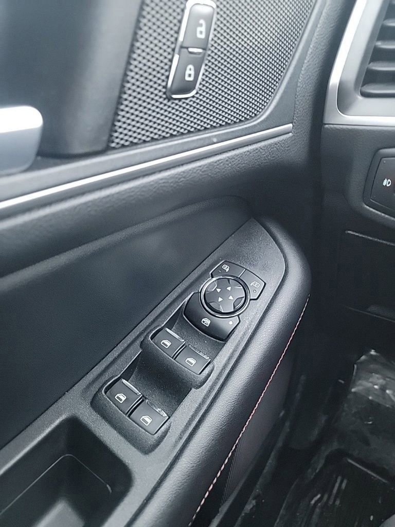 Certified 2022 Ford Edge ST-Line w/ Class II Trailer Tow Package image 37