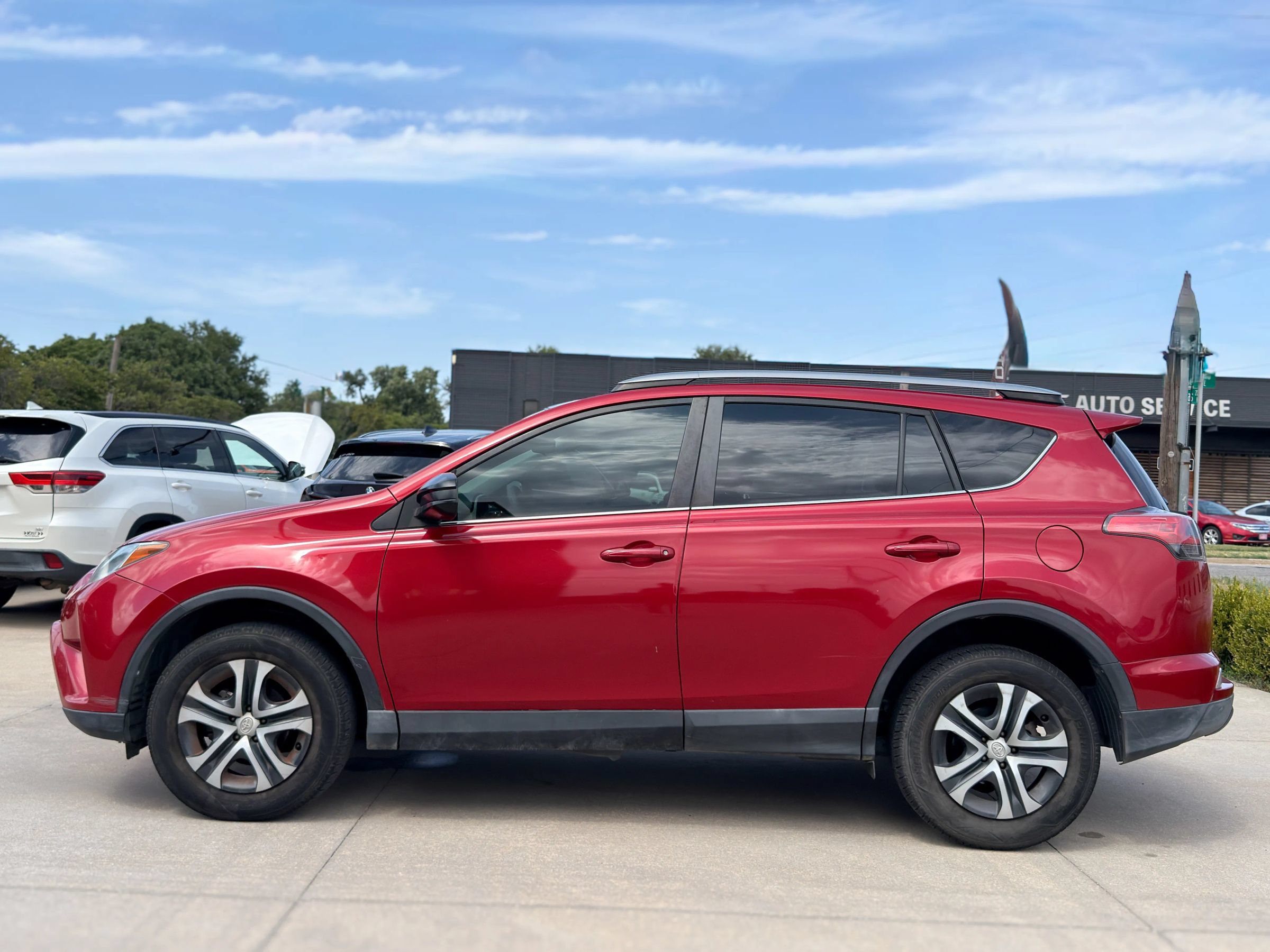Used 2017 Toyota RAV4 LE FWD image 4