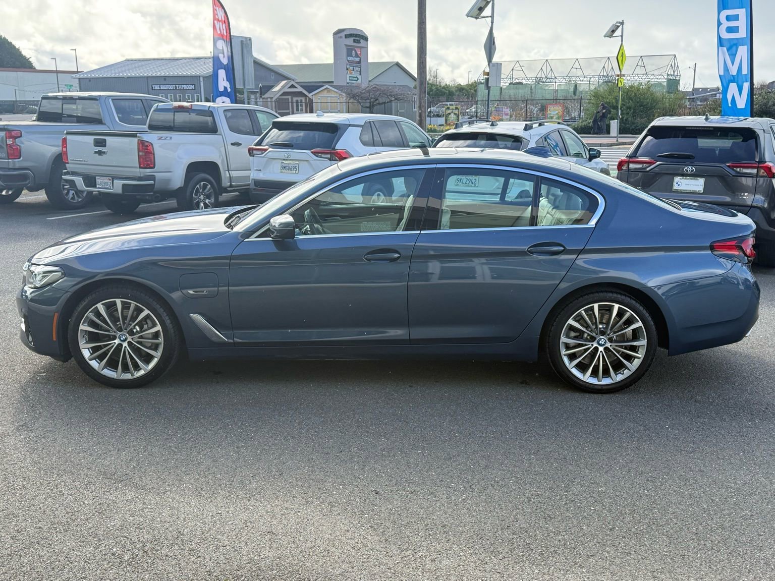 Used 2023 BMW 530e w/ Convenience Package image 5