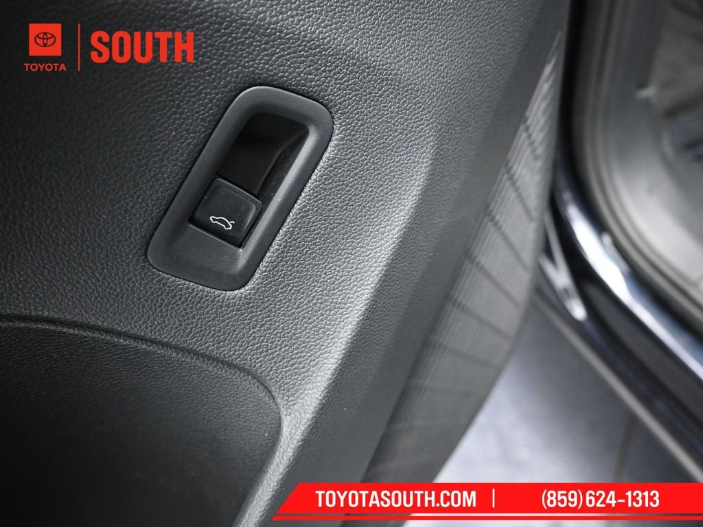 Used 2024 Volkswagen Atlas Cross Sport SE FWD image 21