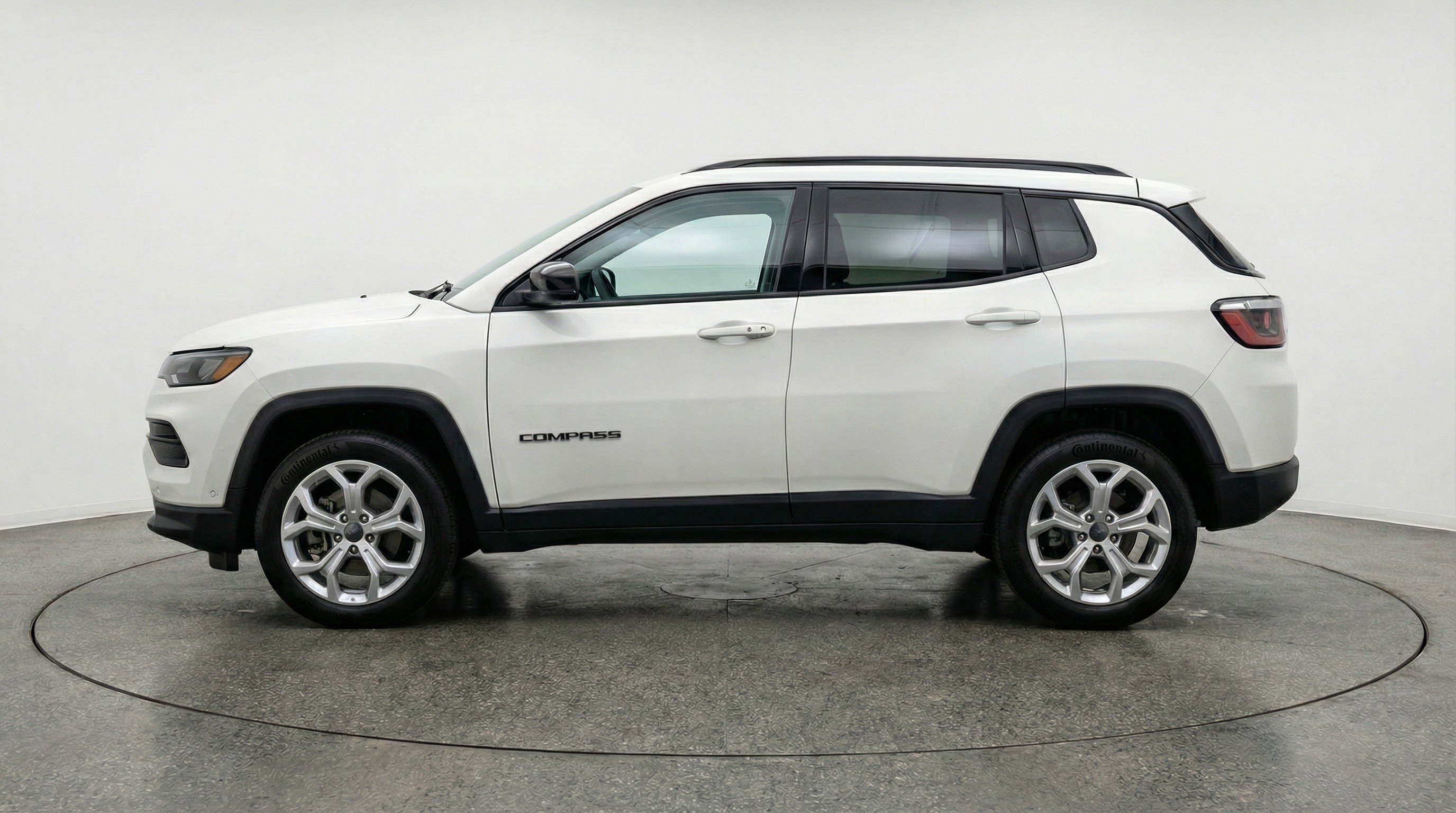 Used 2025 Jeep Compass Latitude image 5
