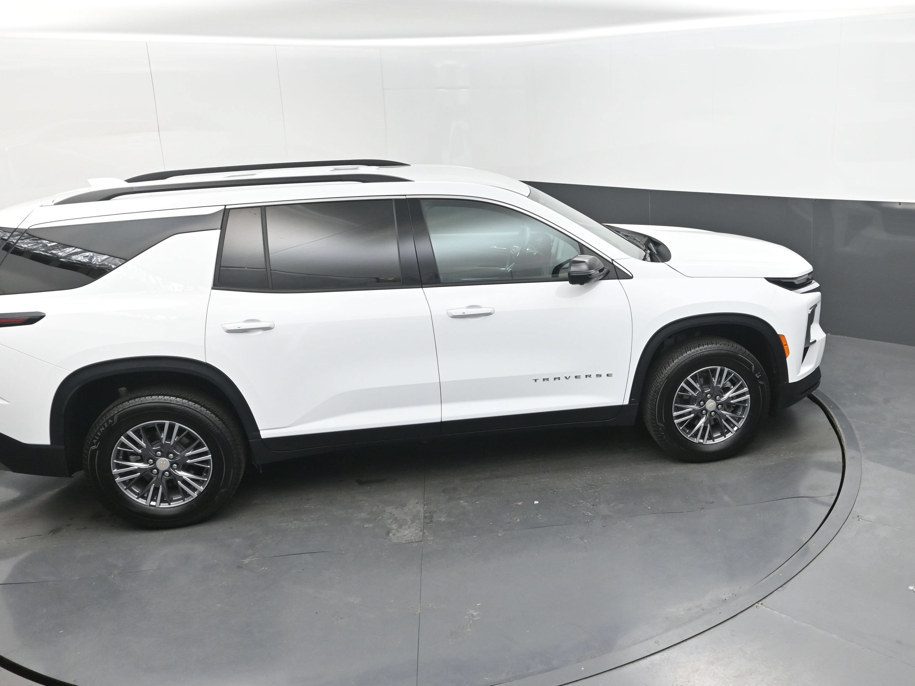 Certified 2026 Chevrolet Traverse LT w/ Driver Confidence Package FWD image 39