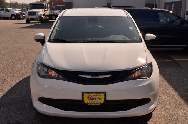 Used 2023 Chrysler Voyager LX image 3