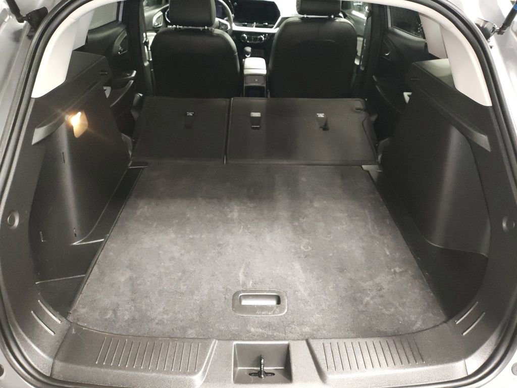 Used 2025 Chevrolet Trax LT w/ Sunroof Package image 16