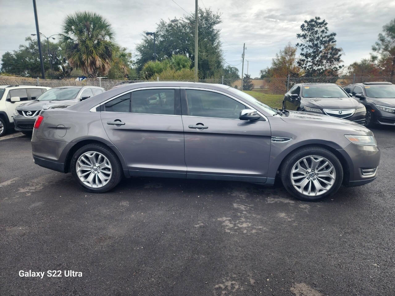 Used 2013 Ford Taurus Limited FWD image 6