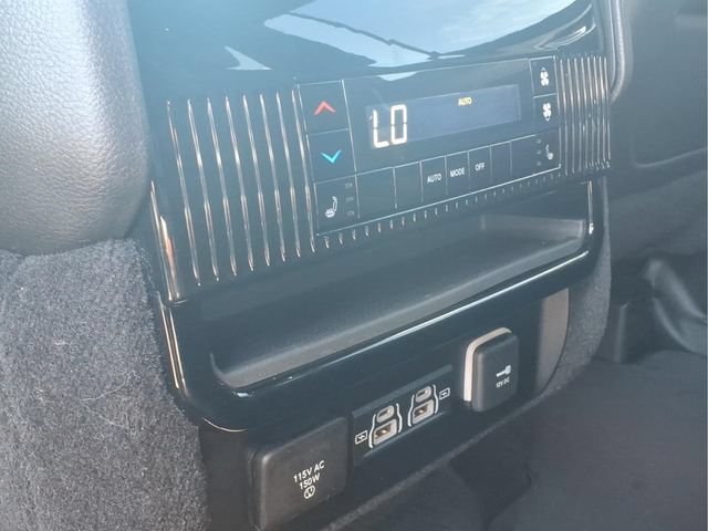 Used 2025 Jeep Wagoneer L Series II w/ 8-pass Seating Package AWD/4WD image 21