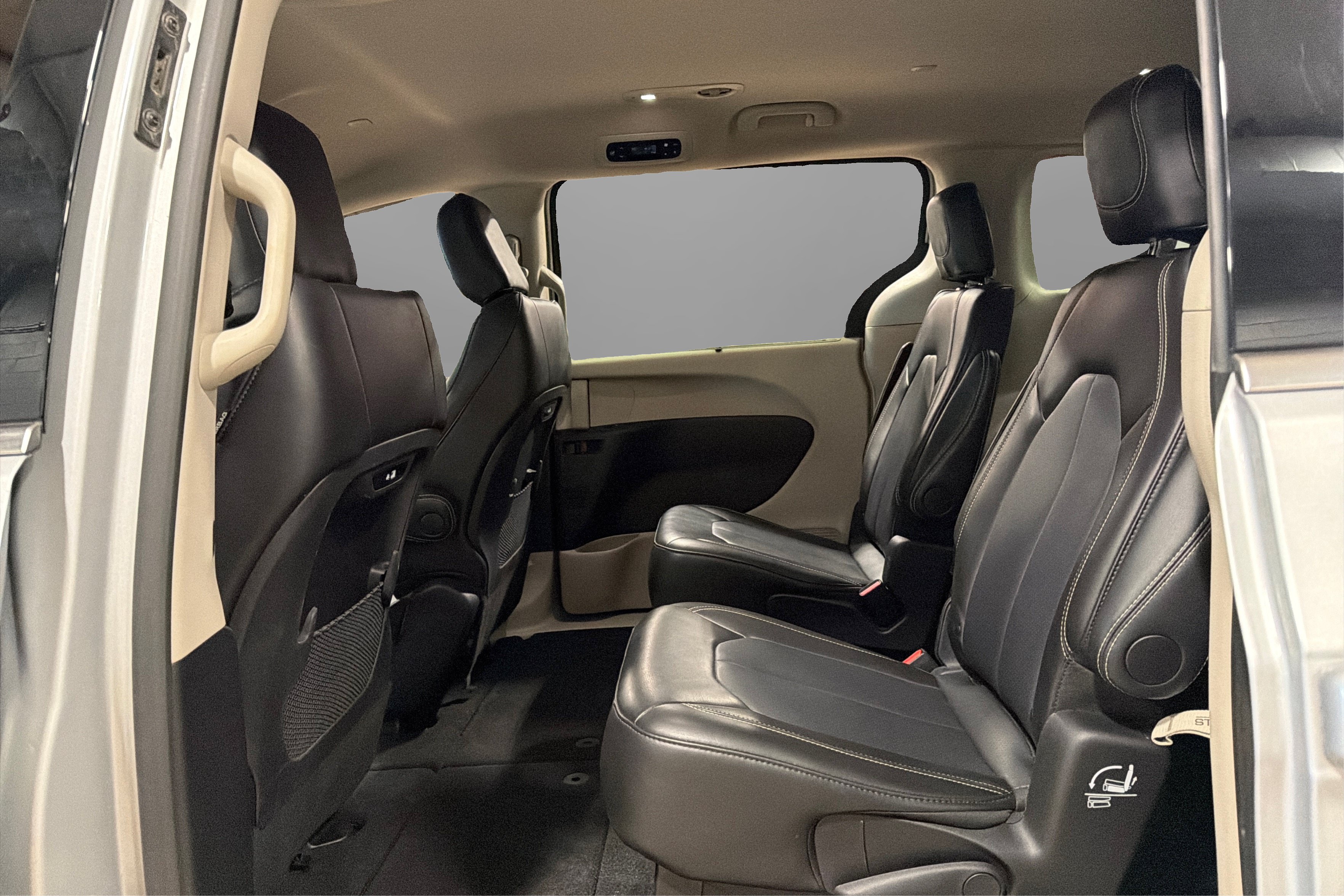 Used 2024 Chrysler Pacifica Touring-L FWD image 36