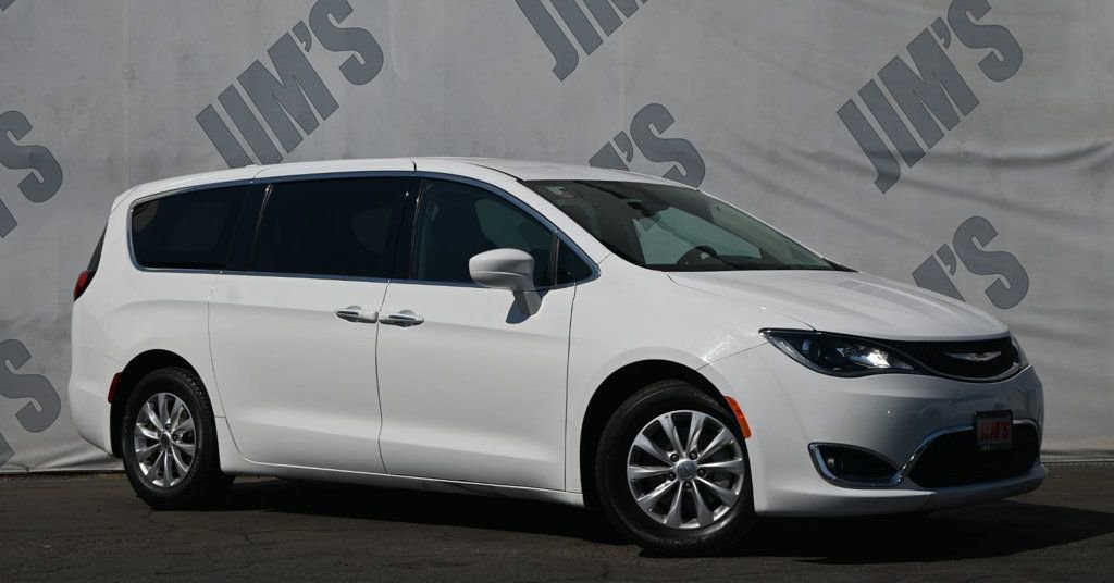 Used 2018 Chrysler Pacifica Touring Plus image 3