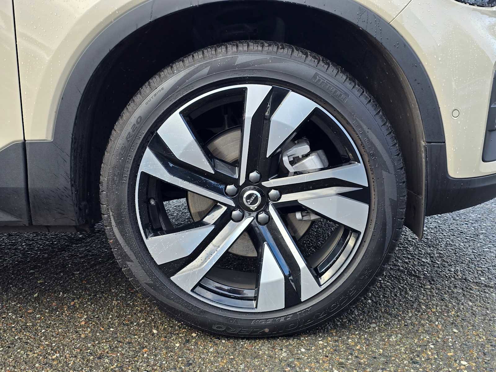 Certified 2025 Volvo XC40 B5 Plus w/ Climate Package image 9