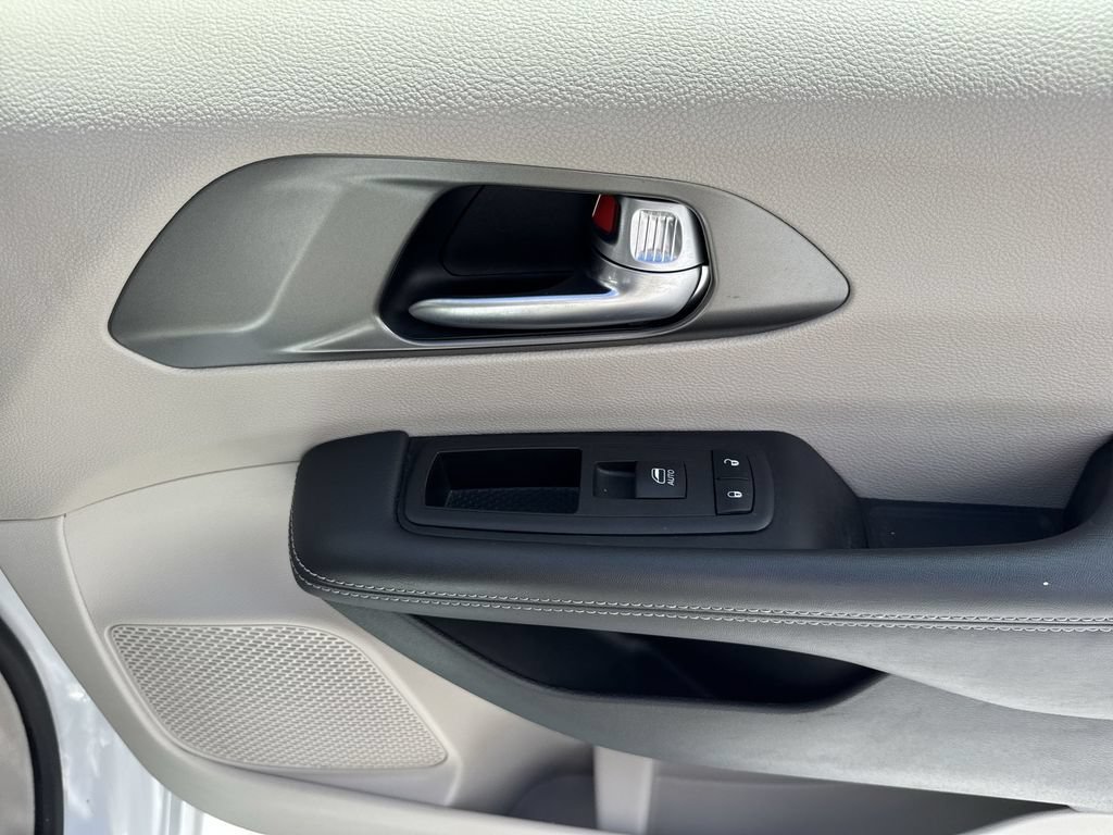 Used 2024 Chrysler Pacifica Touring-L FWD image 43