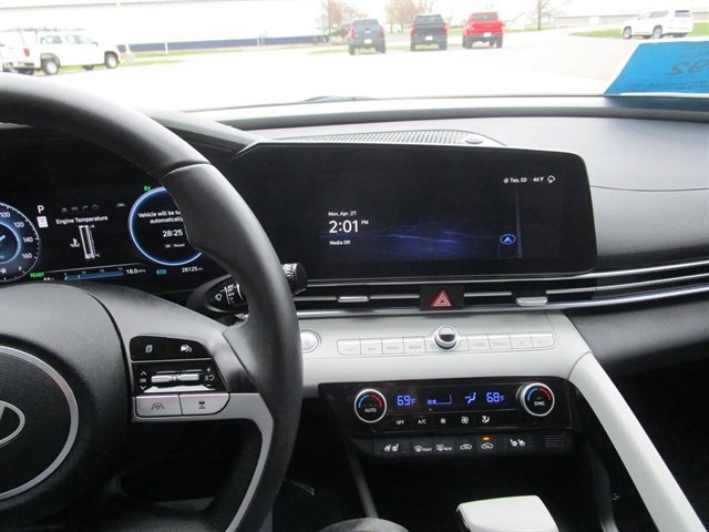 Used 2025 Hyundai Elantra Limited FWD image 14