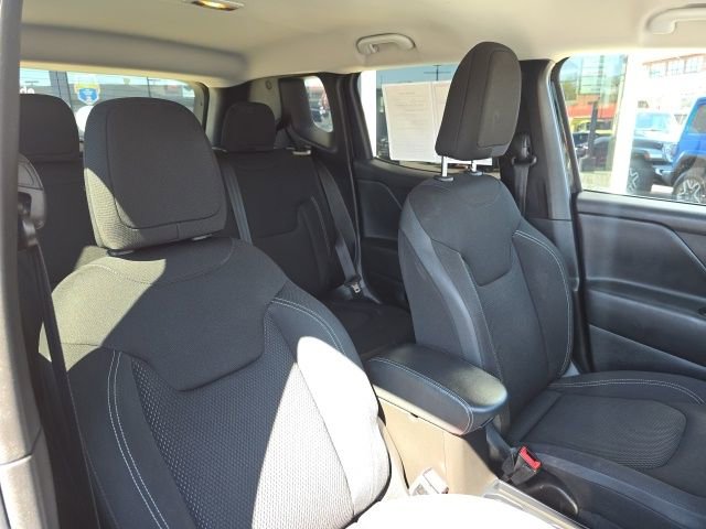 Used 2023 Jeep Renegade Latitude w/ Premium Group image 39