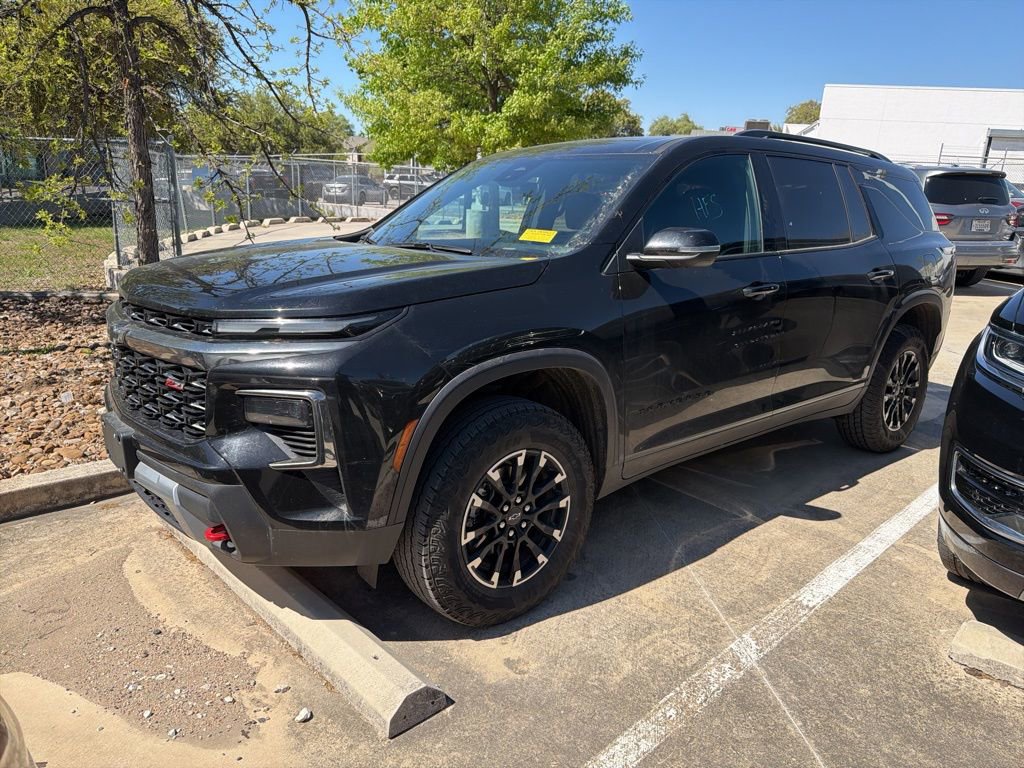 Used 2025 Chevrolet Traverse Z71 image 2