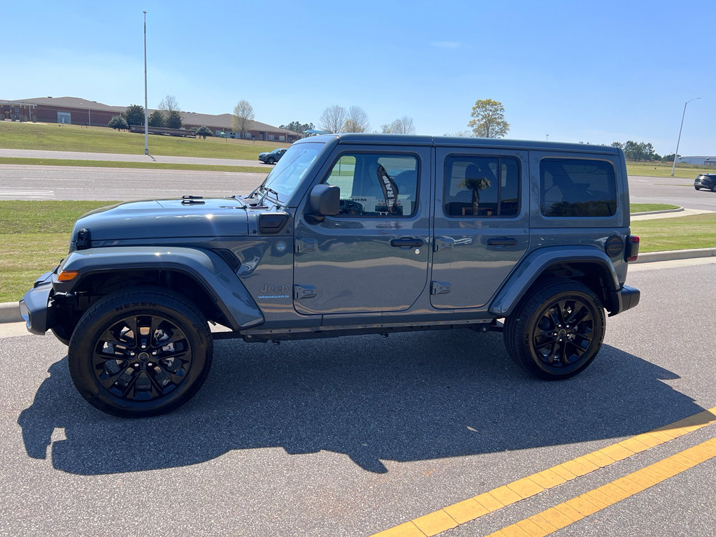 Used 2025 Jeep Wrangler Sahara w/ Safety Group image 12
