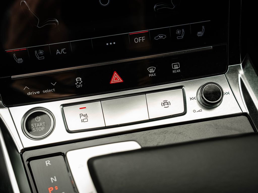 Used 2022 Audi e-tron Premium Plus w/ Premium Plus Package image 37