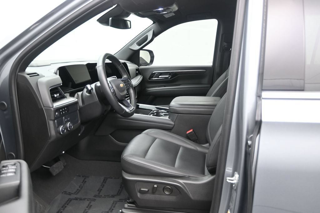 Used 2025 Chevrolet Suburban LT w/ Comfort Package RWD image 12